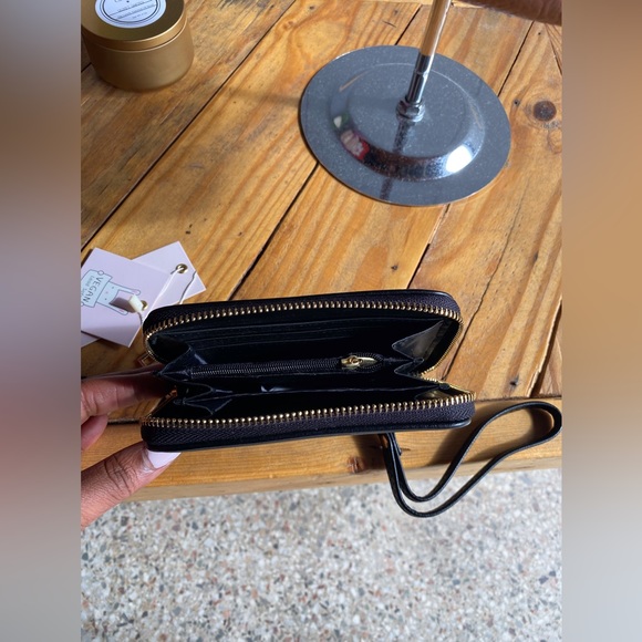 Dani Single Black Wallet w/Wrist Strap - Picture 5 of 10
